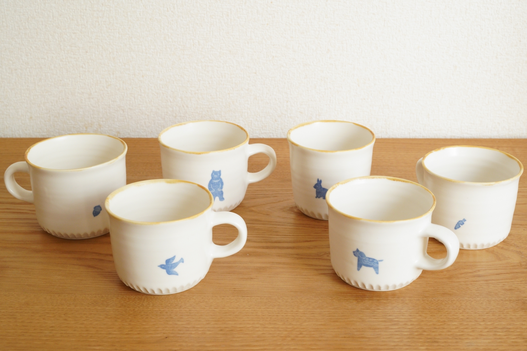 やわらかな質感と、温もりある絵付けが魅力の原村俊之さんの器が再入荷しました。