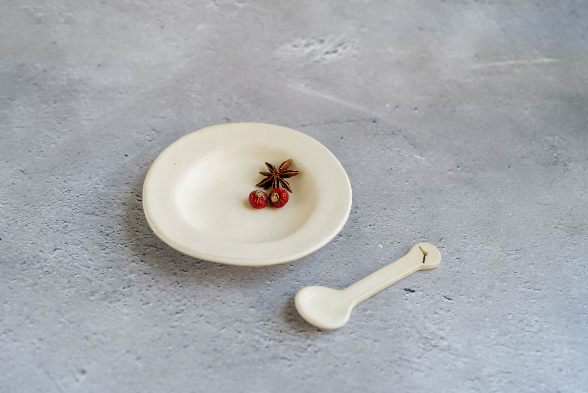 千葉県で制作をされている、星野友里さん / 机上工芸舎の作品が入荷しています。