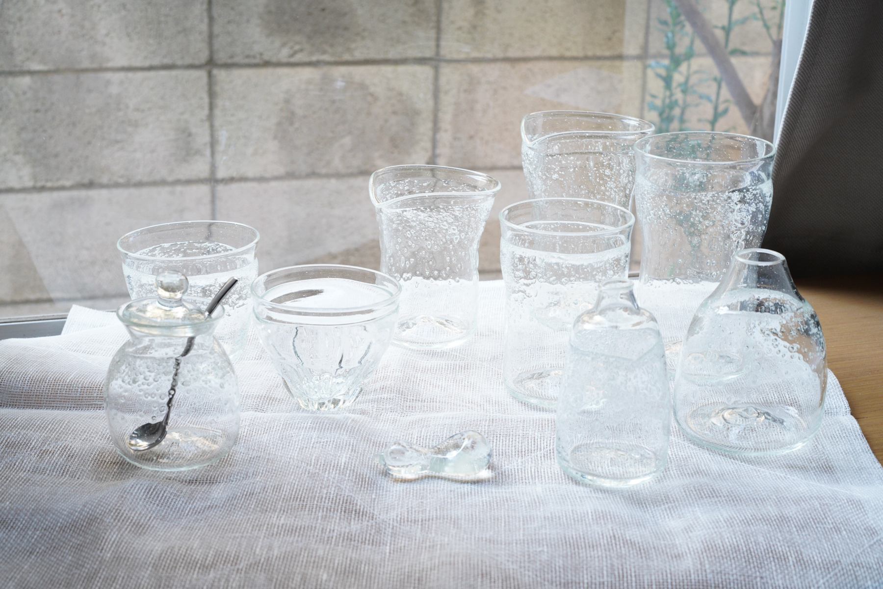 栃木県で再生ガラスの器を制作する、ガラス作家・伊藤亜木さんの作品が入荷しました。