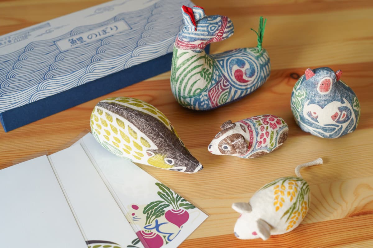 岐阜県飛騨高山で制作をされている、真工藝さんのぬいぐるみ作品などが入荷しています。