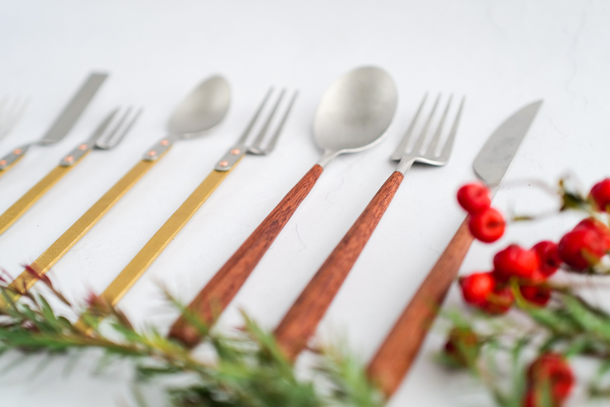 千葉県で金工作品を制作をされている、湯浅記央さん（机上工芸舎）の作品が入荷しています。