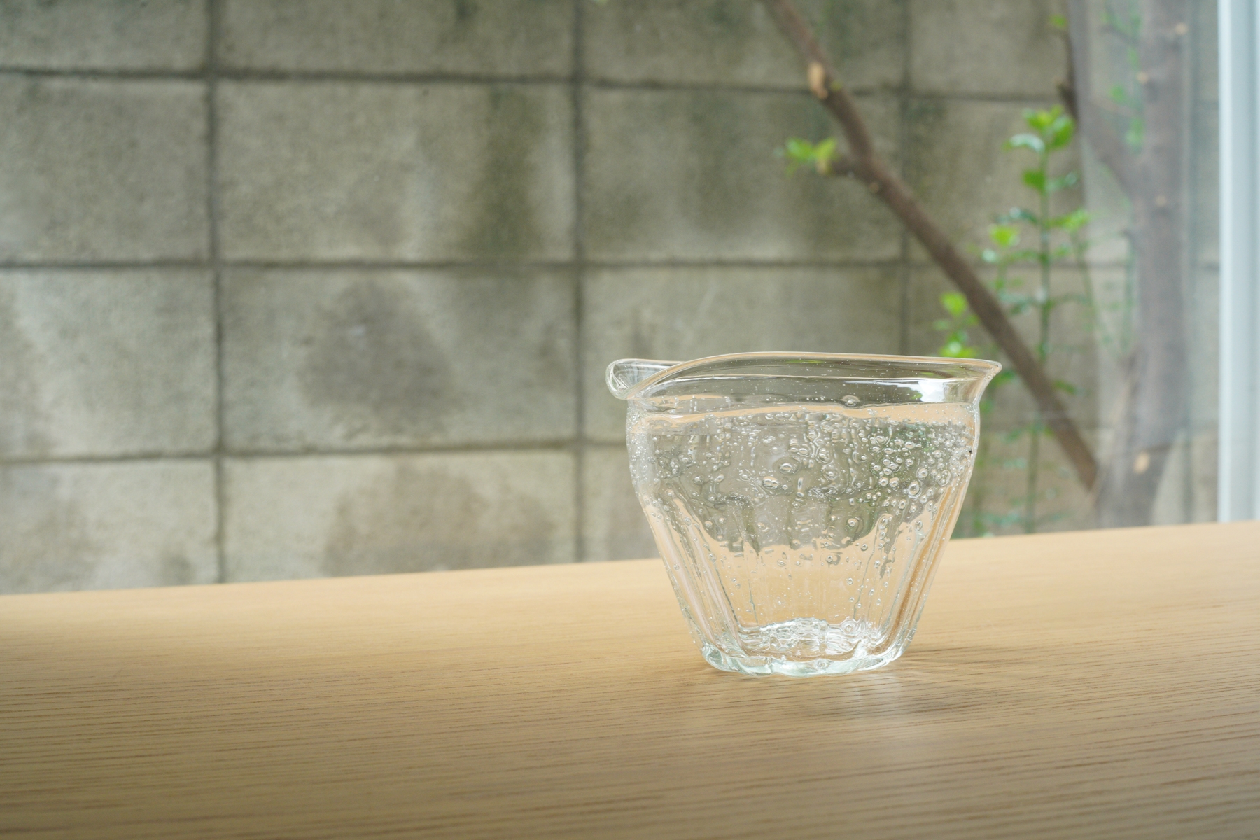 再生ガラス独特の気泡と色味が美しい伊藤亜木さんのドレッシングピッチャー
