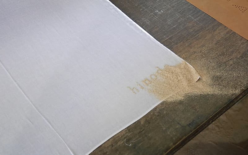 型紙を慎重に剥がします