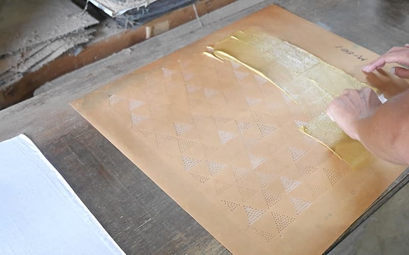 型紙を慎重に剥がします