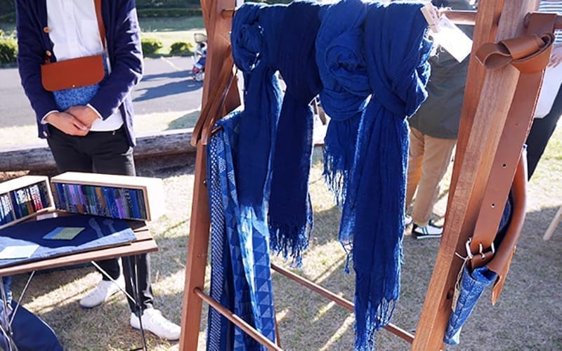 愛用しているストールと、相澤さん。