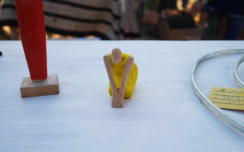 正座をする、女性