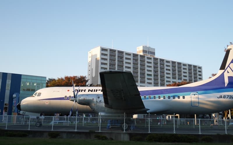 その昔、実際に飛んでいた飛行機を横目に帰路に