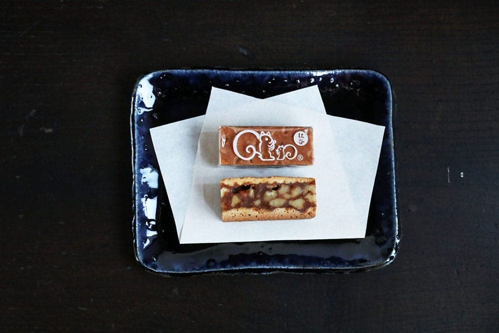 河内啓さんのルリ釉 角皿と、クルミッ子