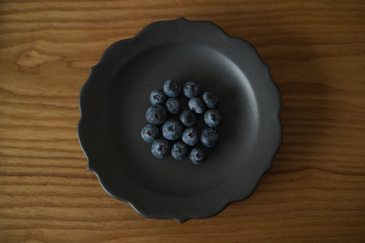 陶房マルヨウさんの稜花小皿 黒