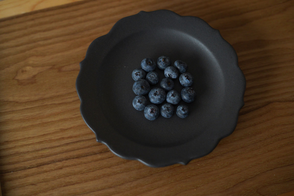 陶房マルヨウさんの稜花小皿 黒