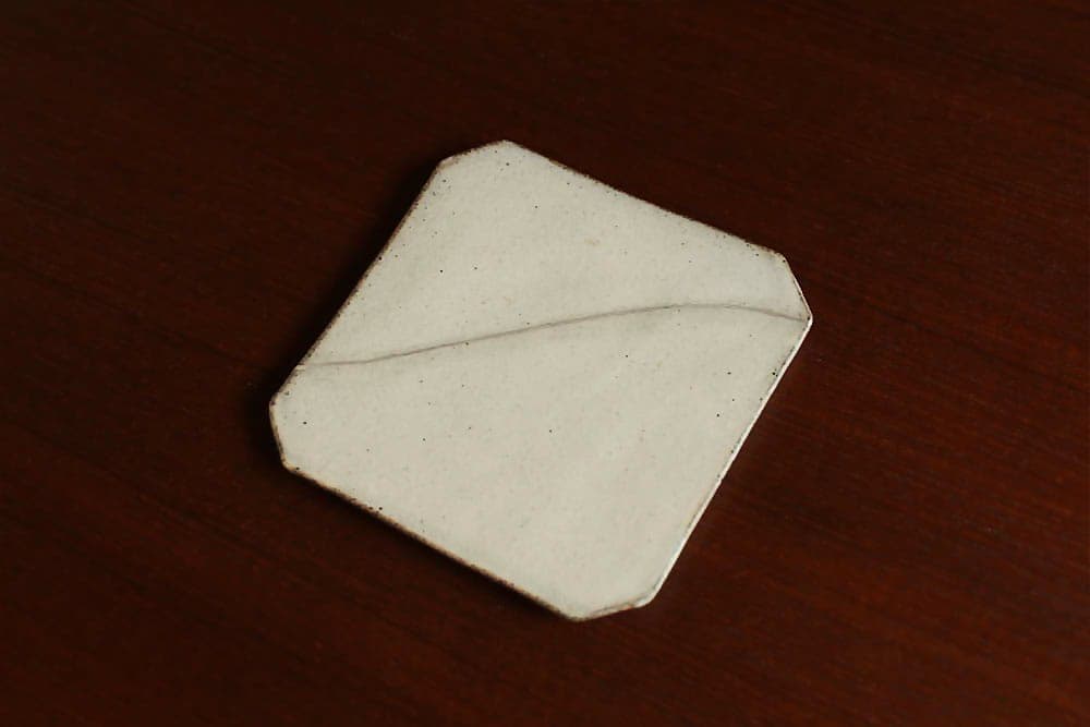 金継ぎされた寺田昭洋さんの隅切プレート