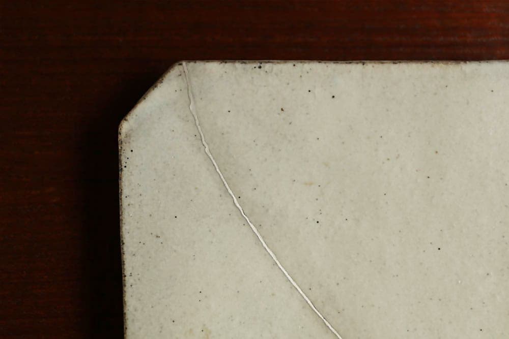 金継ぎされた寺田昭洋さんの隅切プレート